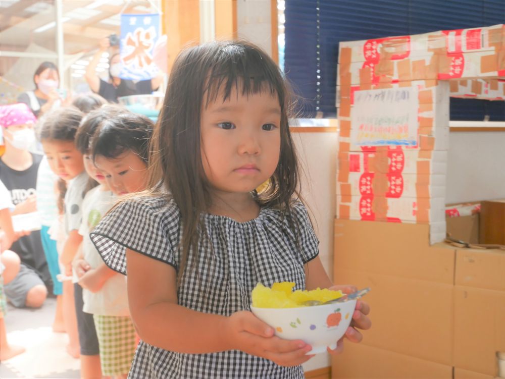 かき氷が落ちないようにそーっと運ぶMちゃん
足をゆっくりゆっくりと運んで上手に持って入りました♪
みんな、思い切り嬉しそうな顔でかき氷を楽しみました！