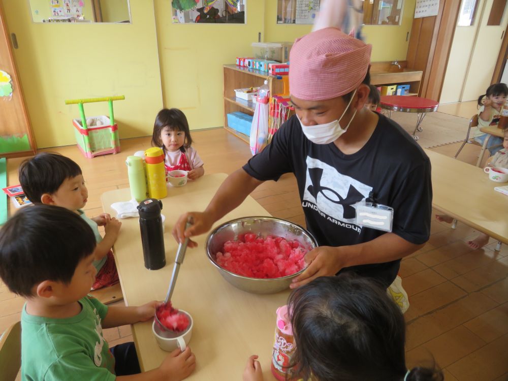 朝からかき氷の話でもちきりのヒヨコ組さん
かき氷の手遊び歌を歌うと、大喜び♡

「イチゴ食べる！」
子ども達もワクワクです

さて、インターシップのお兄ちゃんがかき氷やさんになって、持って来てくれました
「うわぁ～」
こぼれないようにお皿を支えるKくん
念願のイチゴ味です♡
