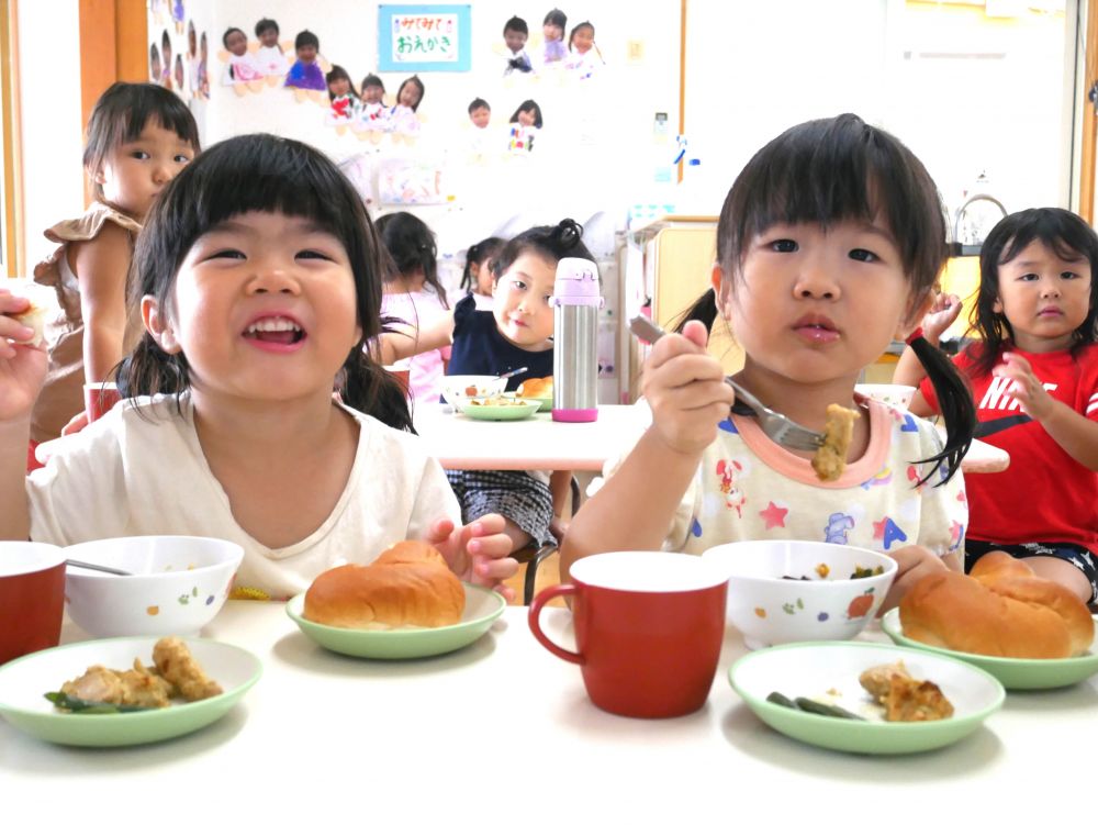 いっぱいプールで遊んだ後の給食はやっぱり美味しいね♡
『お肉が美味しいね』
『今日はパンだね』
楽しく会話をしながら食べました