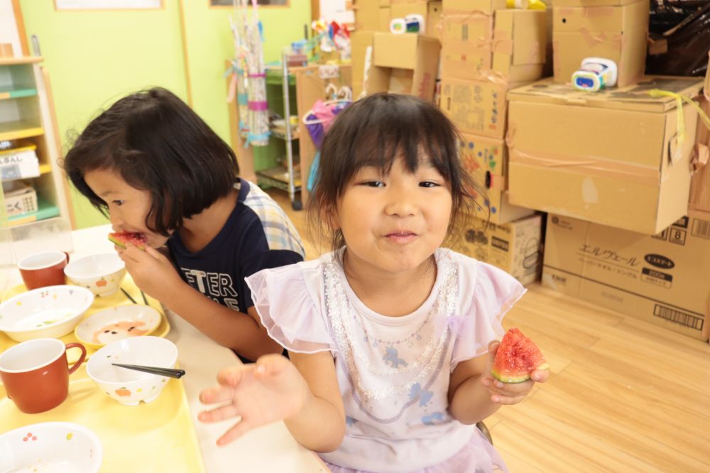 給食に苦手な食材がありましたが、頑張って食べたＡちゃん
大好きなスイカを食べながら
美味しい笑顔がこぼれています