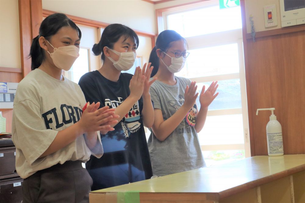 7月25日（月）から8月５日（金）の2週間にわたって、広島県立総合技術高等学校からインターンシップでお兄ちゃん、お姉ちゃんが来てくれました

子ども達は大喜びでたくさん遊んでもらいました
最終日には、お兄ちゃんお姉ちゃんが作ったペープサートを使ってお楽しみ会をしてくれました