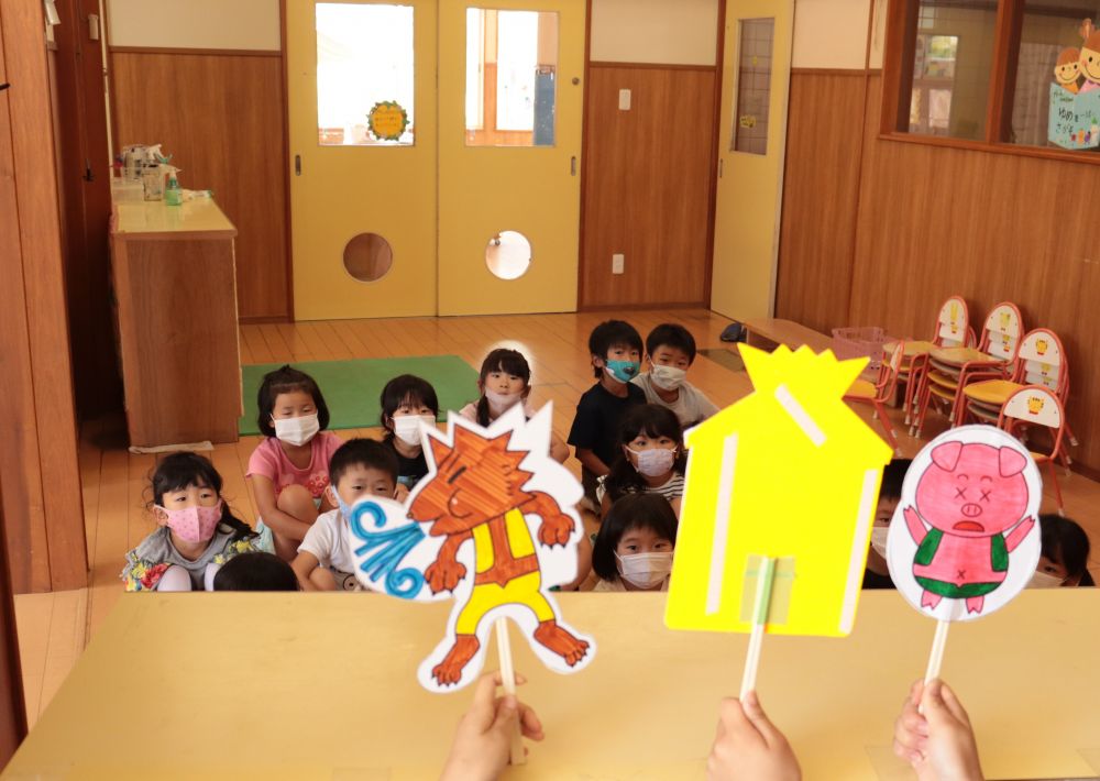 お姉ちゃん達は
「3匹のこぶた」のお話

鮮やかに作られたペープサート☆
子ども達も夢中で見入っています