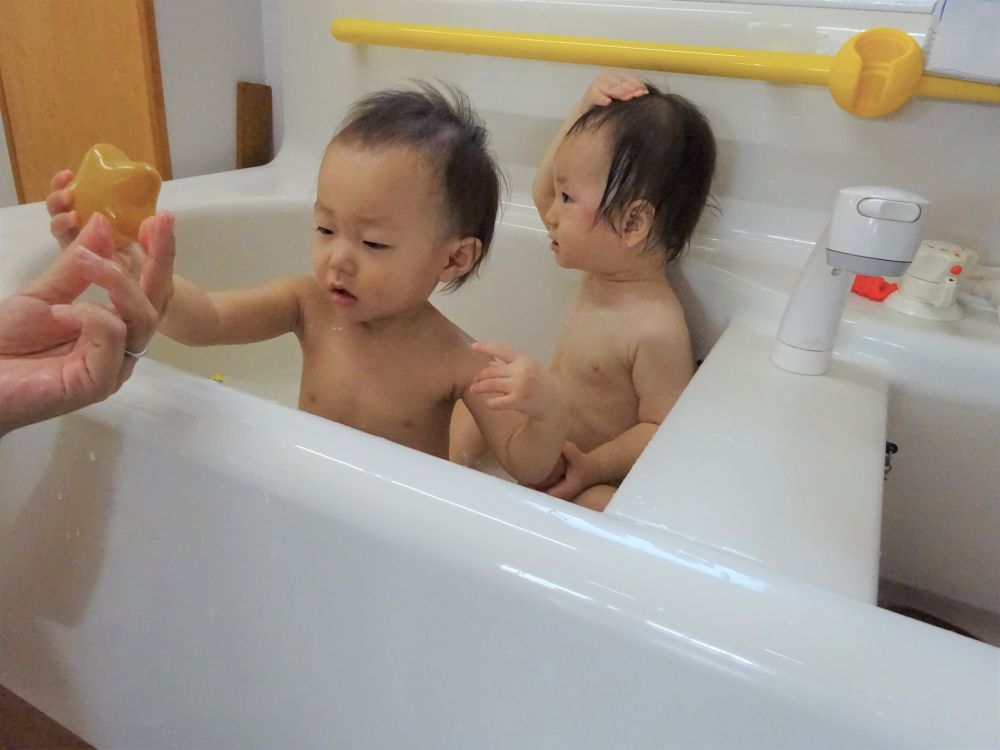 大好きなお友だちと一緒にする沐浴。
しっかり遊んだ後の沐浴は
汗も流せて子どもたちもすっきりです。