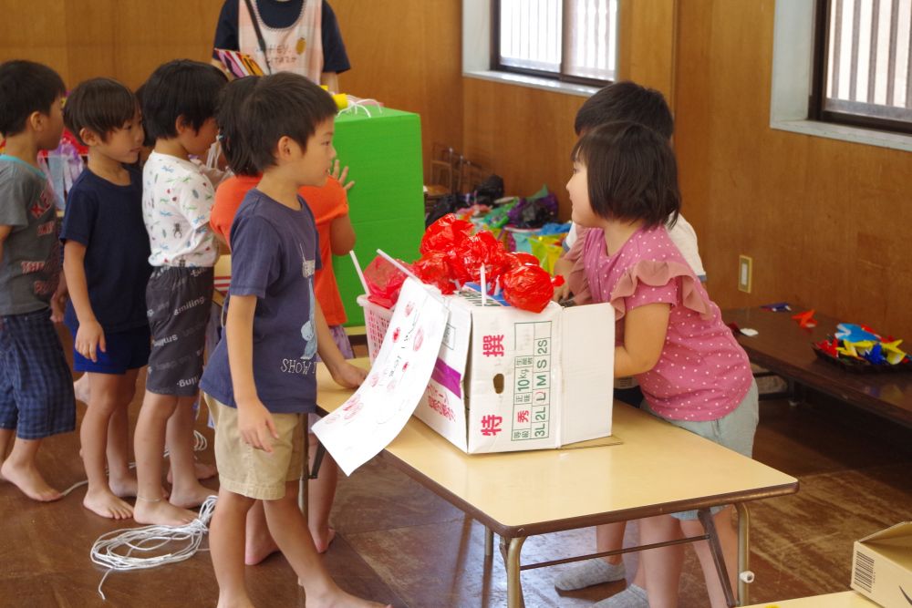 さぁさぁ！はじまりました！キリン組の夏まつり☆

「いらっしゃいませー！！」
最初はちょっと恥ずかしかったけど、お店屋さんも声をだして呼び込み♪

「りんご飴くださーい！」
「はーい！どれがいいですか？」
