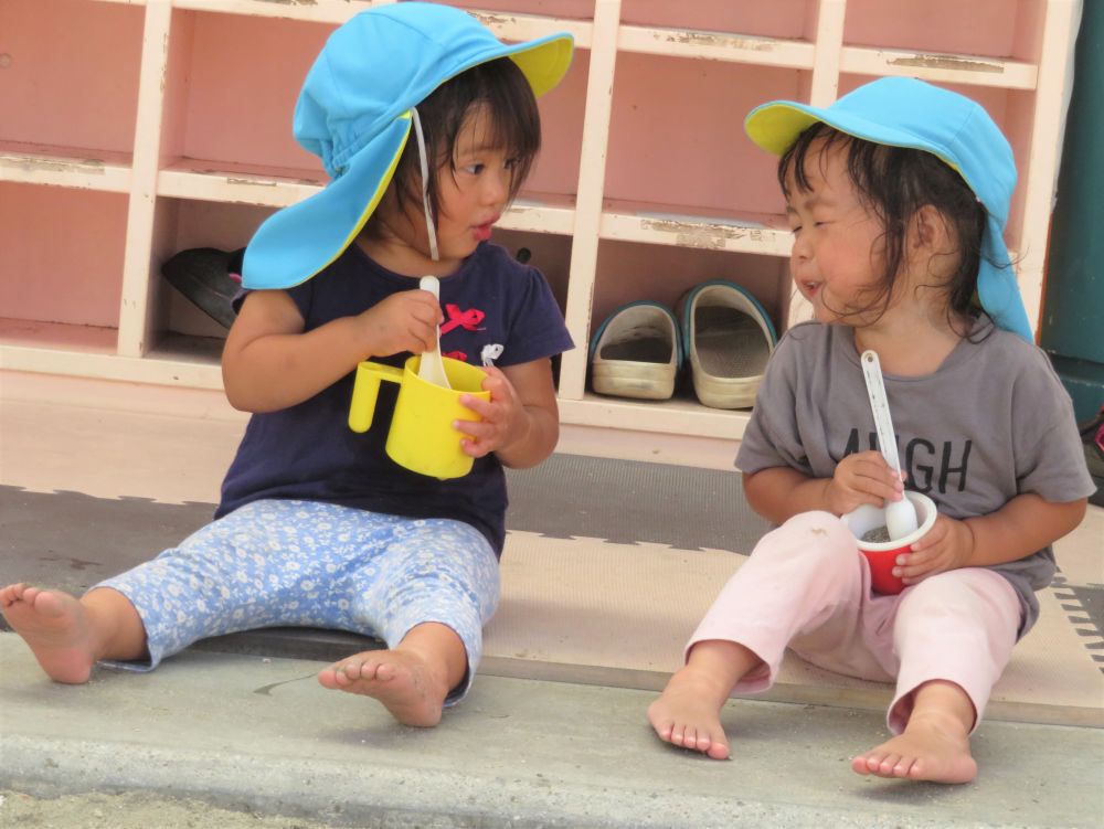 いちごアイスを注文したUちゃんとRちゃん

「あそこに座ろ！」「うん！」とアイスをテイクアウト

「美味し～ね♡」「うん！」

本当にアイスを食べているかのように、美味しそうな表情を見せてくれます
