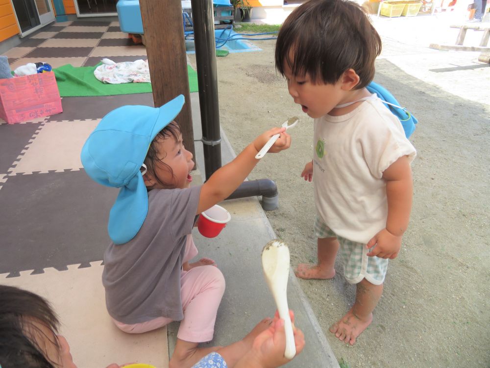 楽しそうな雰囲気につられてやって来たRくん…

「食べる？」「1回ね！どうぞ！」とUちゃん　口に運んでくれると・・

R君もお口をモグモグと真似る…

「〇〇のもどうぞ」とRちゃん　嬉しそうに食べるＲ君

一人遊びから友達と一緒に遊ぶ事が多くなったヒヨコ組さん
友達と関わりながら優しい気持ちが育っています♡



