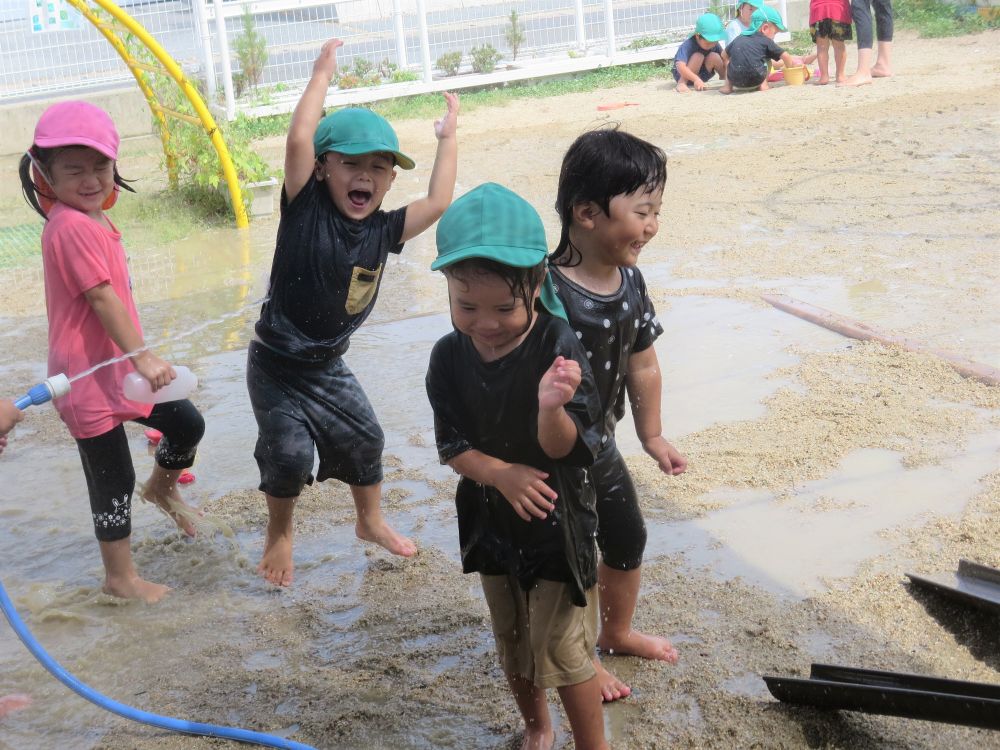 8月最後の日
これからだんだん肌寒くなってくるので水遊びも終わりに…
夏の最後に水遊びを思いっきり楽しみました♡



水をかけられて躍動感満載のKくん
「きゃあー！」と言って逃げるけど…楽しくて自分から近寄ってきます♪