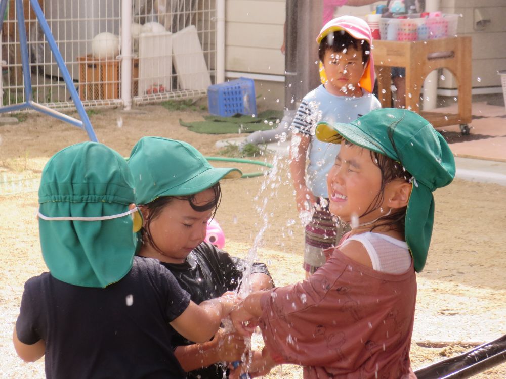 ホースの水の出口を抑えて…はなすと水がプシャーッと勢いよく出てくることに気づいた！
それが楽しくて繰り返し遊びます♡
顔も服もビショビショ^ ^