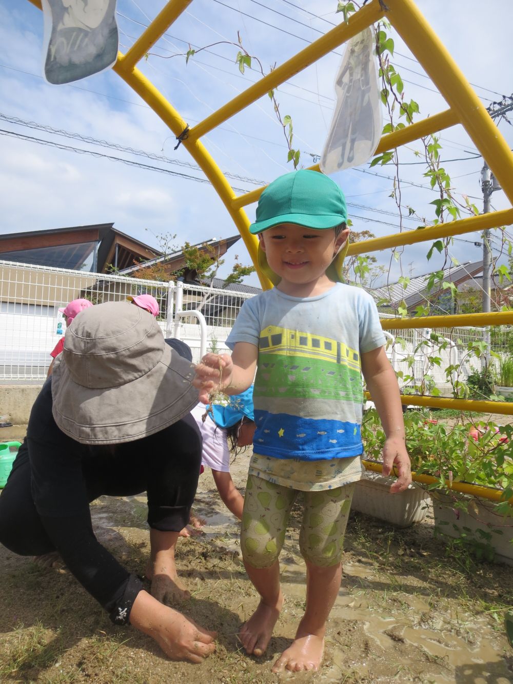 「さっき大きいのがとれたんよ」とZ君


草取りで子どもも先生も環境も笑顔になれる…素敵です☆