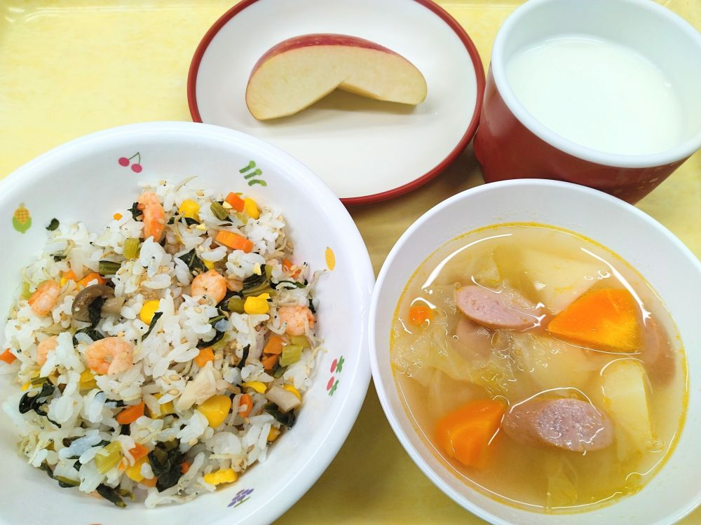 じゃこ入り炒飯

ポトフ

りんご

牛乳
