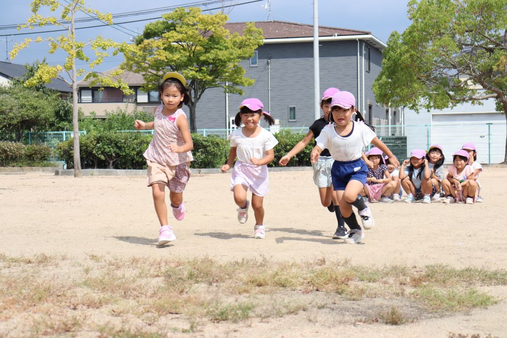 今日は高西公園にやってきました
8月も最終日、「運動の秋」
ということで、みんなでかけっこをしました

元気よく走りだす女の子達♡
