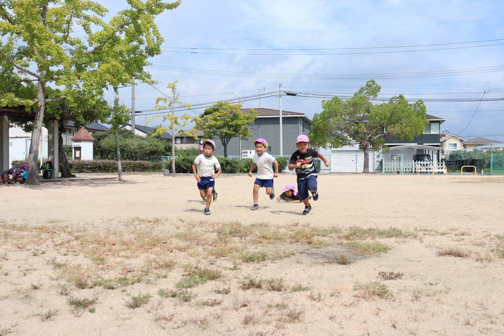 男の子は真剣勝負☆

よーいドン！

おっと、スタートダッシュに失敗し、転倒してしまったＫ君
大丈夫か？？