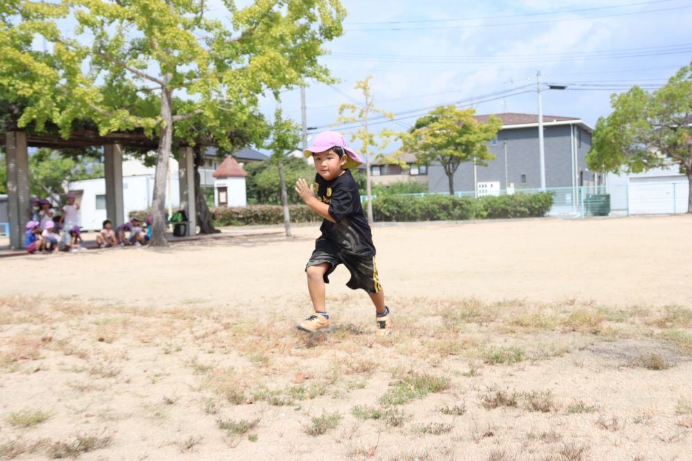 派手にコケてしまいましたが、すぐに起き上がり
泣き言一つ言わずに最後まで一生懸命走り切りました

もうこれだけで涙が出そうなくらい嬉しかったです、はい・・・
普段の生活の中から大切な物をしっかりと身につけてくれているなと感じました

