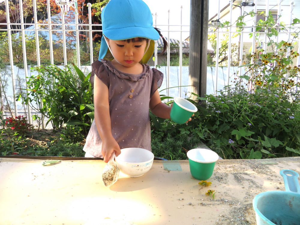 最近、お料理作りにはまっているIちゃん

今日も集中してお料理作り！

砂を混ぜたり、お椀を取りにいったり忙しそうです