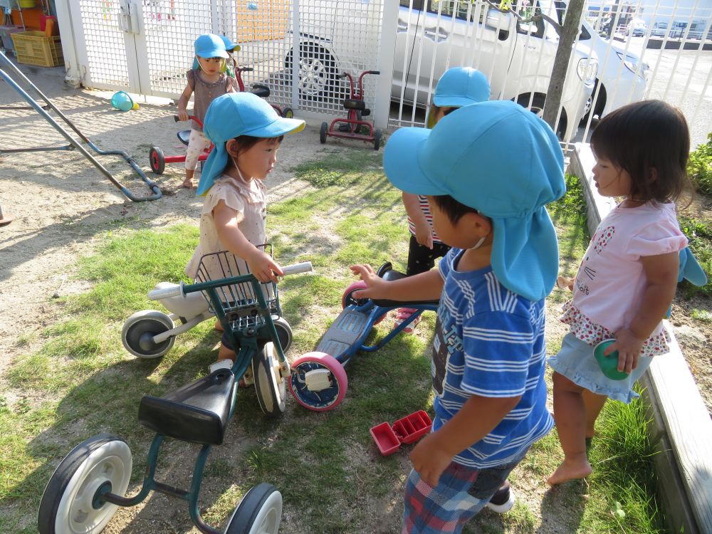 今日も大好きな三輪車に乗って園庭を探索…

何やら出発前の打ち合わせ？が始まっています

『○○緑がいい』『赤がいい』

それぞれの三輪車を決めると出発進行！！