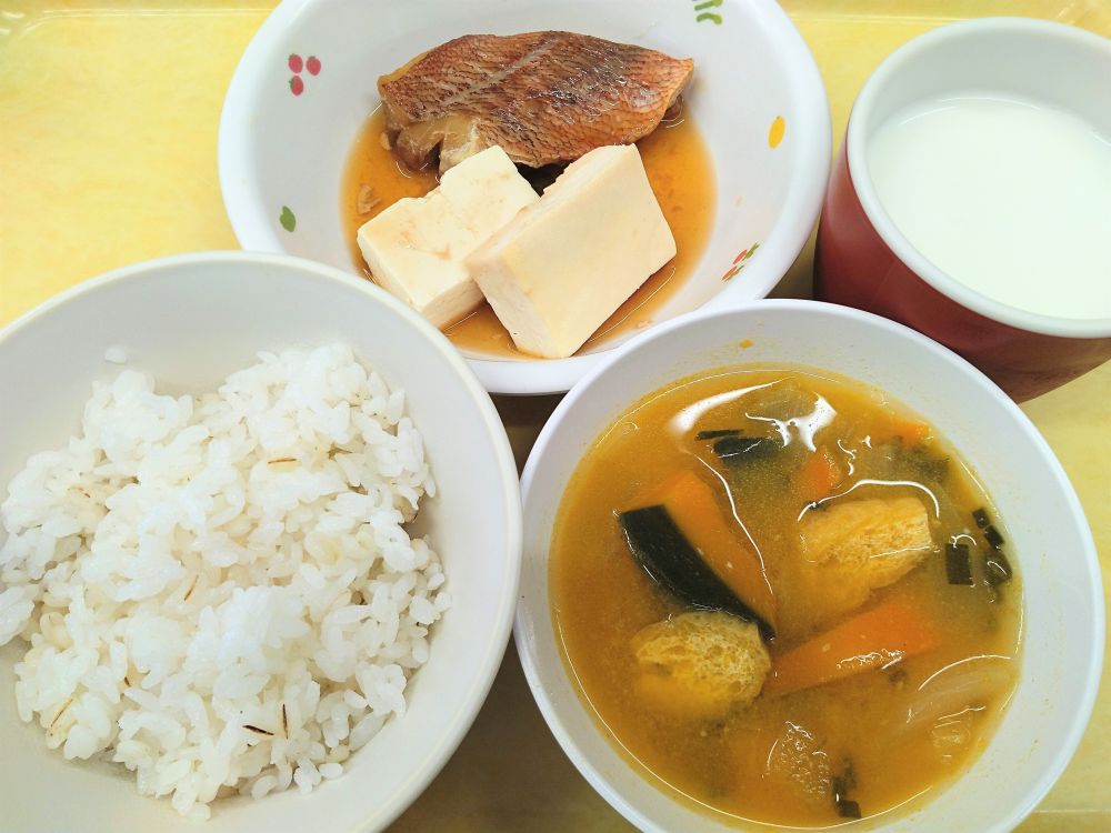 麦ご飯

赤魚の煮付け

付け合わせ（豆腐）

かぼちゃみそ汁

牛乳