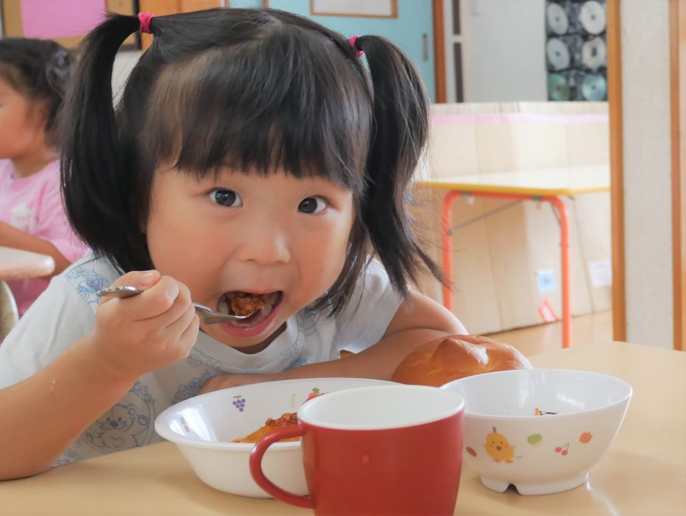 今日から9月です☆
園では、長い夏休みを終え、久しぶりに登園してくる子も多くいて・・・
髪が伸びている子、日焼けしている子、夏の間の変化を感じます♡
久しぶりに会う友達と遊び、先生とおしゃべりし、楽しい1日を過ごしました。

また、久しぶりと言えば、園の給食とおやつも♡
「おいしそ～」と、大きな口で頬張ります♪
