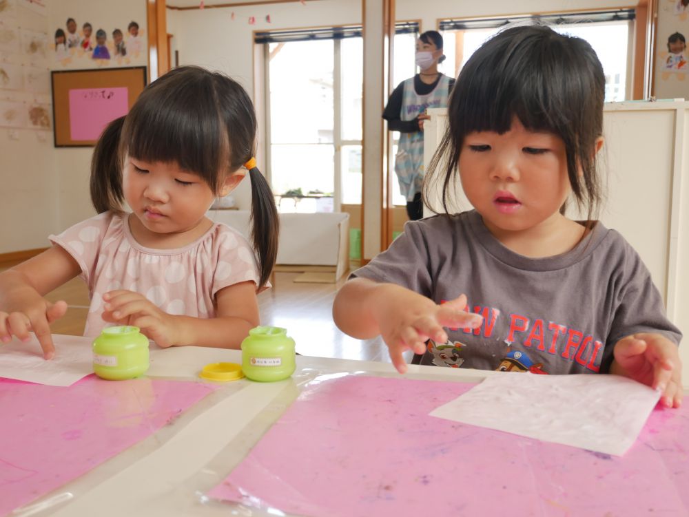 遊びの中で様々な用具の使い方も学んでいます
今日は飾り作りをのりを使って
楽しんでいるYちゃんとIちゃん
『ぬりすぎたらベタベタになるよ』
『お母さん指で塗るよ』
と言いながら真剣な表情♡