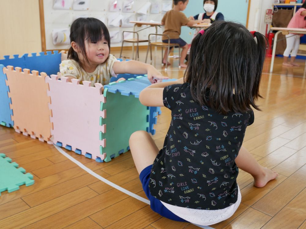 保育室にあるものを使って
自分たちで作りたいものをイメージし表現する・・・
ジョイントマットが車に変身！！
大人には中々ない発想に驚かされます