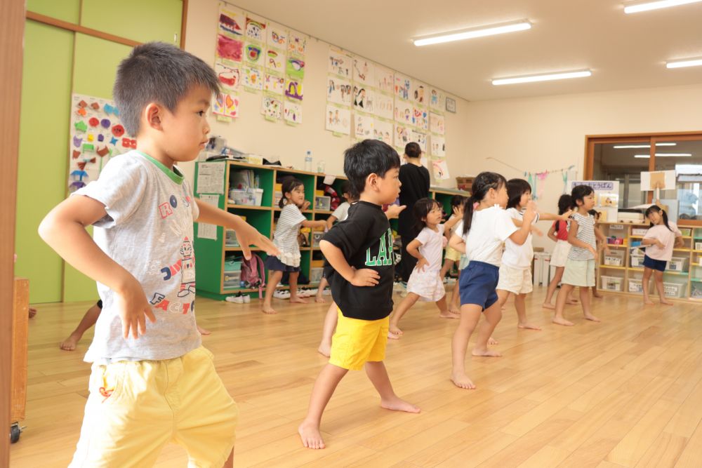 手を伸ばしながら一つひとつの動きの意味を確認
波になり、船を漕ぎ、網を投げ・・・
子ども達、想像つくかな？