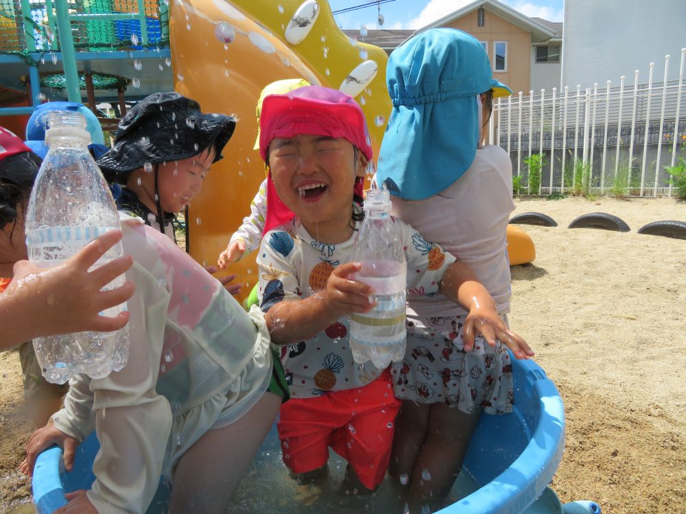 まだまだ残暑厳しい日が続きますが、季節はもう秋。楽しかった水遊びの季節もあっという間に過ぎてしまいました。
楽しかった「なつのおもいで」
イカイカシャワーにパタパタプール、虹のトンネル…水の感触を全身で感じられる水遊び。