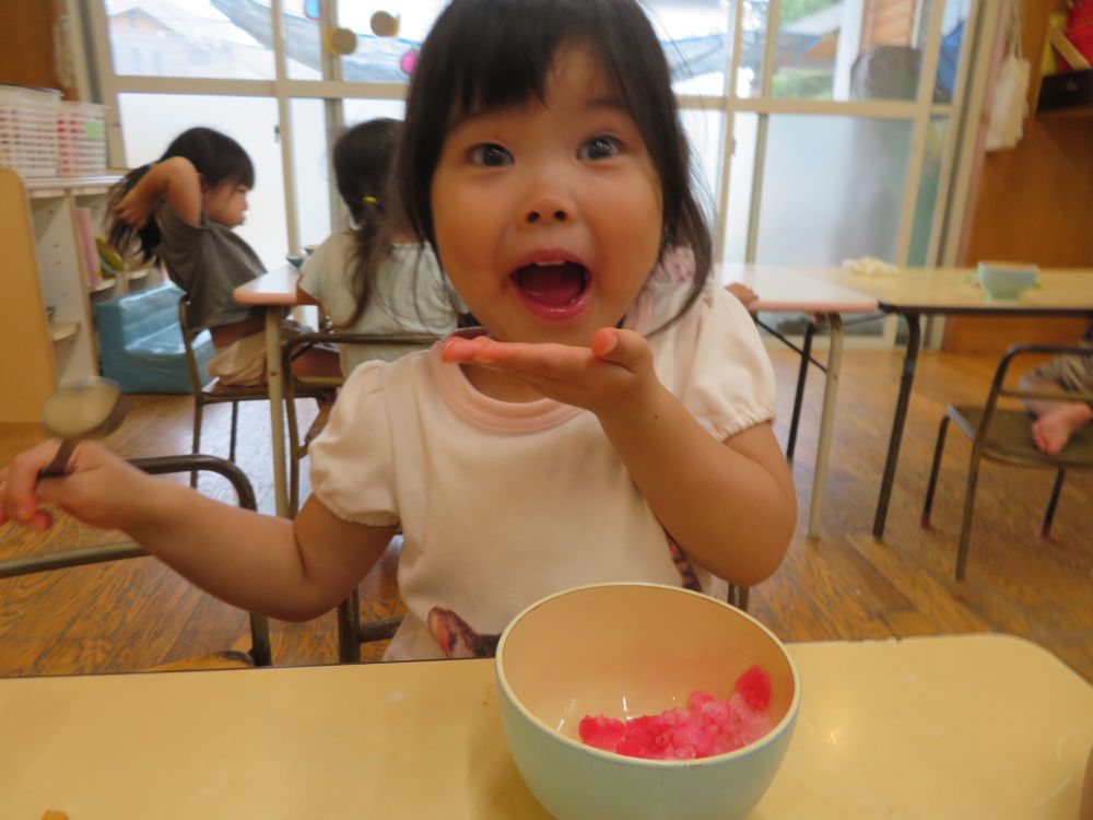 松浦先生の「かき氷屋さん」
イチゴにメロン、好きな味を選んで…

「おいし～い！！」