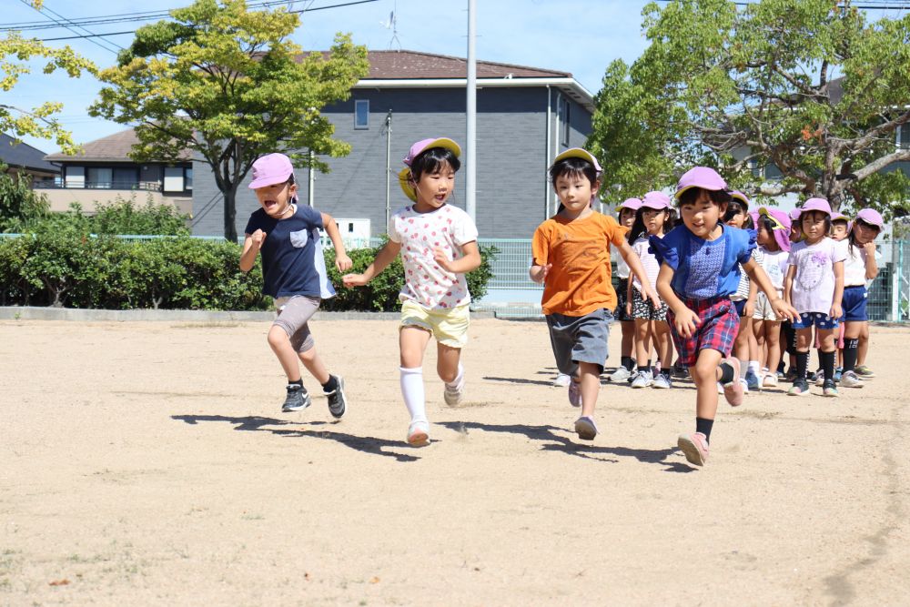 天気がいいので今日も高西公園に行ってみんなでかけっこを楽しみました
走る事が得意な子も・・　そうではない子も・・　みんな楽しそう♡
