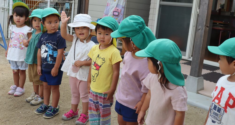 水遊びやプール・・・
水に触れて、思いっきり楽しんだ夏

まだ日中は少し暑いけど、過ごしやすい気候になってきました
子どもたちも段々と体を動かして遊ぶ姿が見られてきました

園庭を元気よく走るクマ組さん♪
運動会に向けてみんなでかけっこをしてみることに・・・

「お名前呼ぶよー！！」
名前を呼んでもらって元気に「はーい！」とお返事☆

先生が並ぶよ～と声をかけなくても
自分たちで並び始めたクマ組さん


