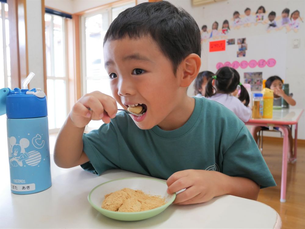 すぐに給食室で蒸して、できたてをいただきます！

「お団子苦手だから大丈夫かな・・・」とお母さんが心配されていたＡくん。
ニコニコ笑顔でぺろり♪　お団子ときな粉もおかわりしてくれました♡
自分で作ると、やっぱりおいしいのかな。


秋の収穫を祝い、感謝の気持ちを込めて、お団子などを供えるとされる十五夜の夜。
お団子片手に、家族で空を見上げて、お月見をしてみませんか？　