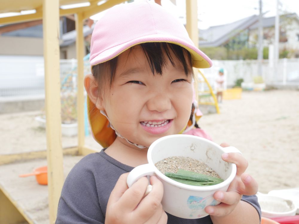 『はい！お魚のご飯の出来上がりです♡』

秋は魅力的な自然物がいっぱい！！
たくさんの自然物に触れ
豊かな感性を磨いていってほしいです