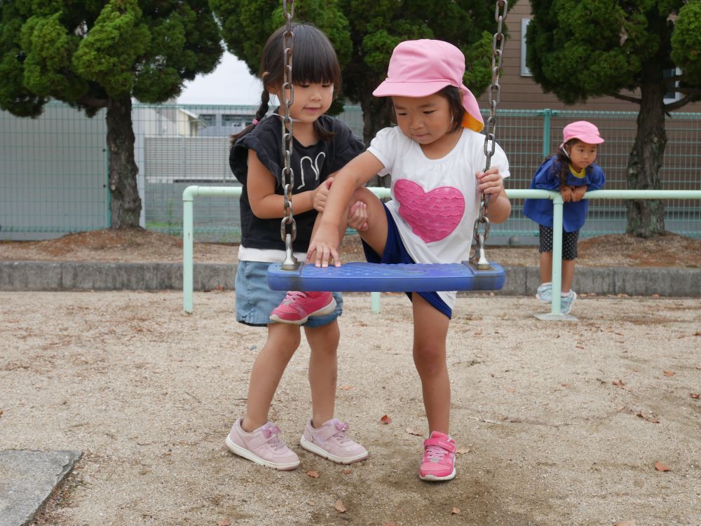 『Ⅿは自分で座るのが苦手なの・・・』
『じゃあ手伝ってあげるね』
協力する姿も♡