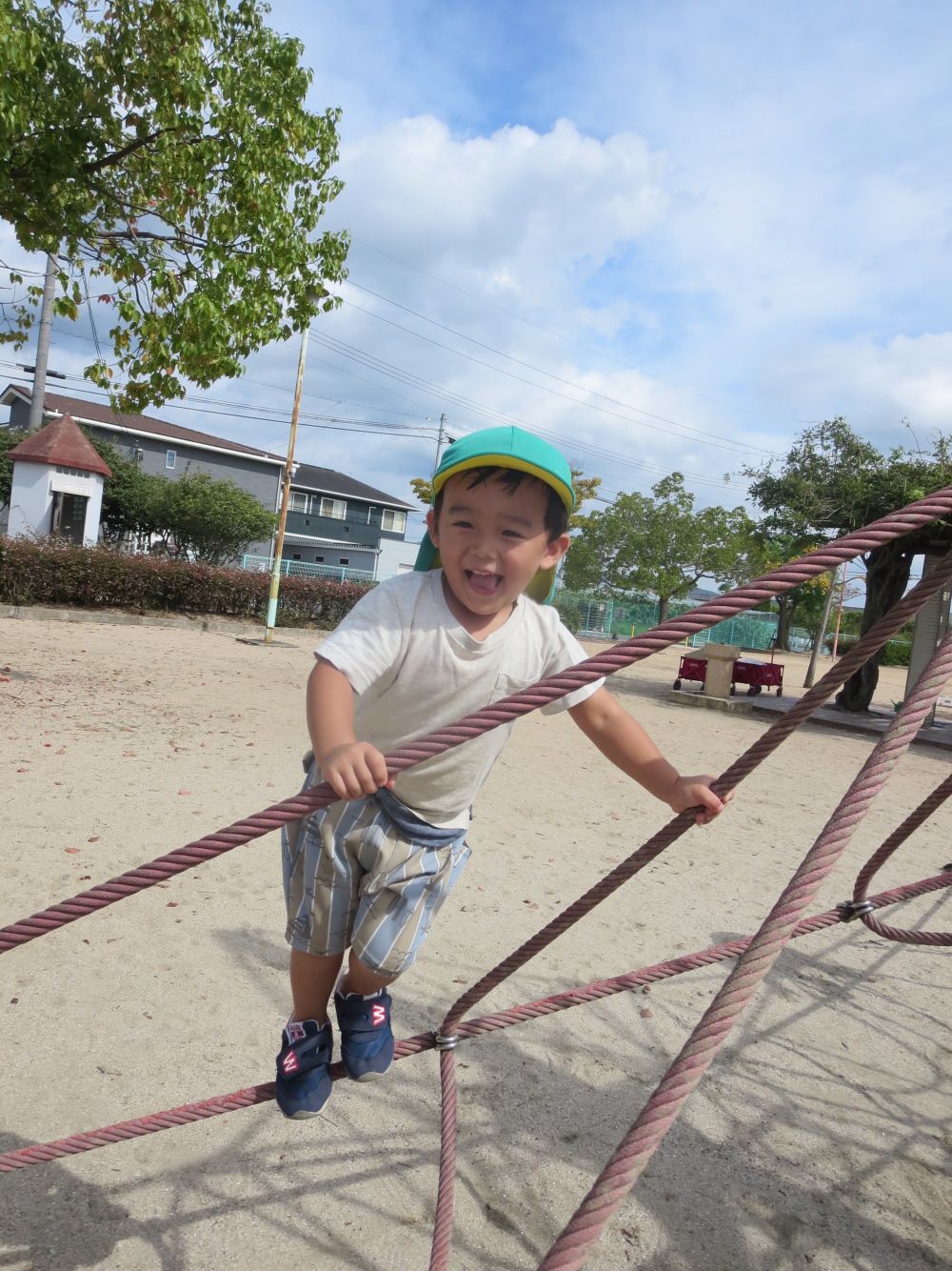 運動会の練習を兼ねて、高西公園に行きました♪
着いたとたん、「ブランコしたーい！」
遊びたい気持ちであふれる！


練習を頑張った後…
遊びの時間がやってきました♡
ロープをしっかり持って、上へと昇っていきます
怖くなんかないよ！楽しい♪