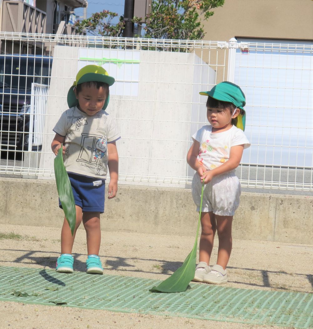 H先生が持って来てくれた”ハラン”
大きくて長い葉っぱ　初めてで興味津々！
同じ葉っぱでもいろんな遊び方があって、おもしろいなあと思いました♡



I君とSちゃんは魚釣りをしてました♡
ハランを釣り竿に見立てたんだね！