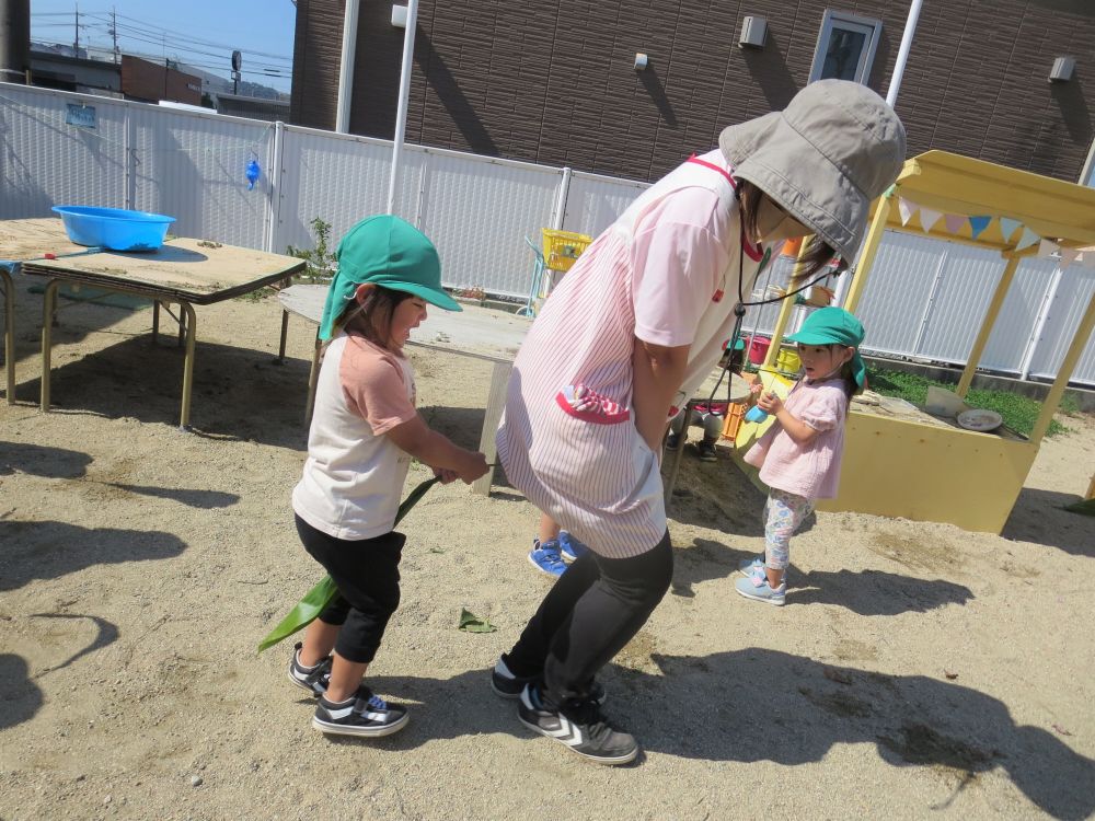 おっと！YちゃんとI先生…2人乗り！？
それを見ていたMちゃん…少し驚いた顔をしています(笑)

先生も一緒になって楽しんでます♡