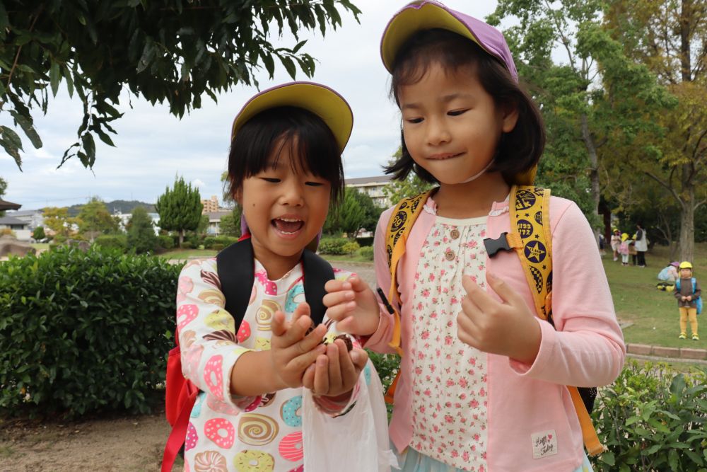 仲良し2人組♡いつものようにツーショット
手の中には「偽ぼっくりがいっぱい！」

(偽ぼっくりとは、松ぼっくりに似たメタセコイアの実)
※勝手に言ってすみません


