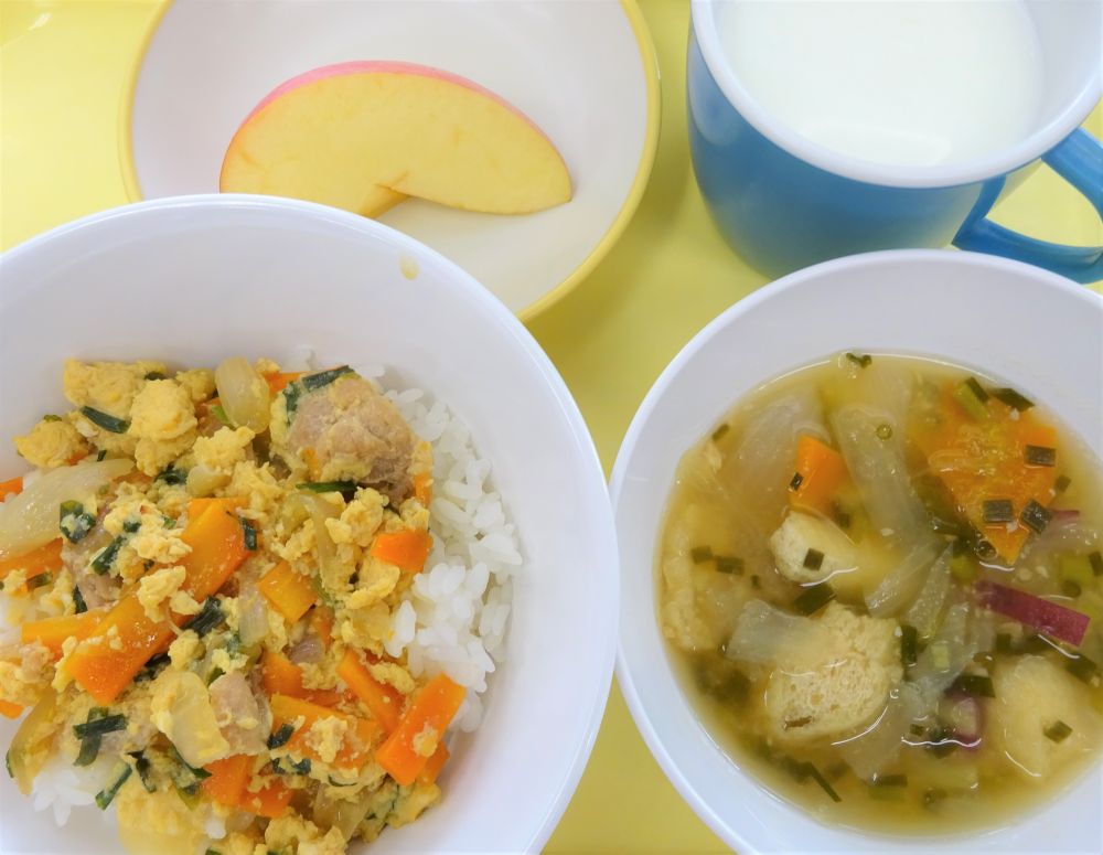 親子丼

さつま汁

りんご

牛乳