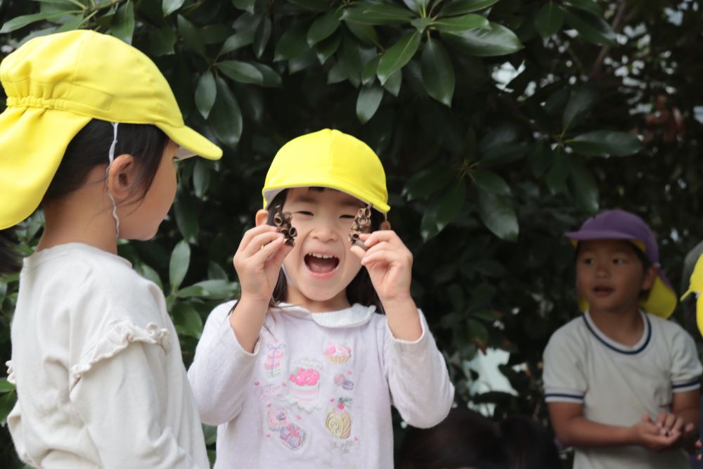 形の変わったドングリ帽子を見つけてこの笑顔☆
子どもの心を惹き付けるドングリの魅力、スゴイ！