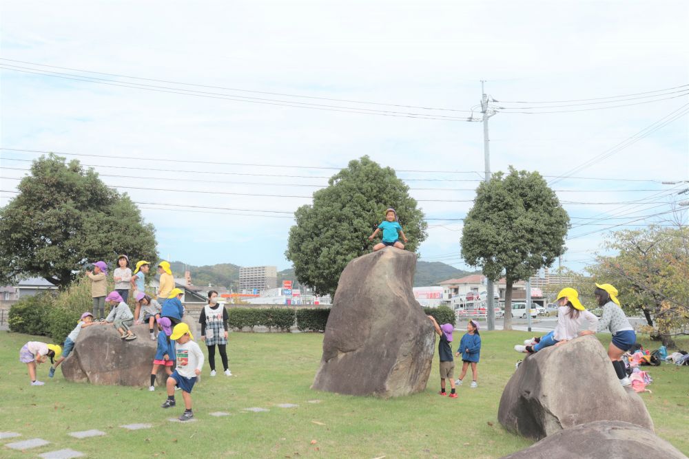 R君「おぉ～い！！」

一番大きな石の上まで頑張って登りました
大人たちよりも、もっと高い場所
特別な気分です