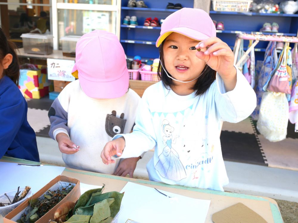 『小さいドングリどうやって貼るんだよ』とⅯちゃん
考えながら作るのも楽しい♡