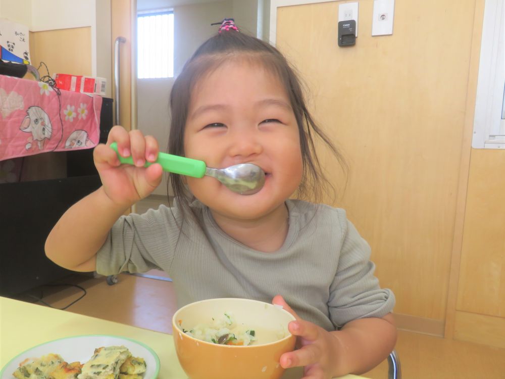 今週は《もりもり週間》として、給食やおやつを残さず食べよう！と取り組んでいるすいみい保育園。
今日も子どもたちはしっかり給食を食べてくれました！

今日の献立は【ひろしま１００万食メニュー】の中から選んだ給食でした。
【ひろしま１００万食メニュー】とは、広島ならではの食材を使用して、県内の学生がレシピを開発し、食育を推進する取り組みです。
その中から、≪あんかけご飯で広島じゃんじゃん食べようや≫と≪小松菜のふわふわチキンナゲット≫を給食で食べました。

≪あんかけご飯で広島じゃんじゃん食べようや≫には野菜がたっぷり入っていて栄養も満点！
子どもたちはどんな反応をするのかなと見守っていると「おいしーーい！」の声が♡

