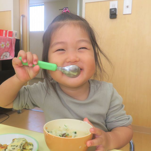 ＊　給食時間の様子　（すいみい保育園）　＊