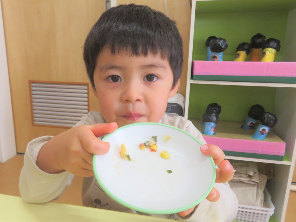 あんがあることで食べやすかったようで、いつもは給食があまり進まない子も今日は完食！
みんなご飯をあっという間に食べて、おかわりも空っぽでしたよ♪

≪小松菜のふわふわチキンナゲット≫も大好評！
豆腐が入っているので柔らかくウサギ組、ヒヨコ組さんにも食べやすかったです☆
リス組のS君は「見て！もう食べちゃった！」とお皿を見せてくれました。