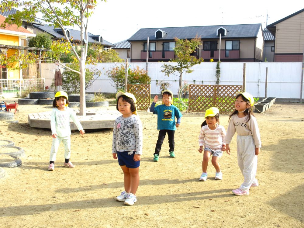 笑ったら負けだから・・・　
「表情は変えずに止まる」

動いたら負けだから・・・　
「様々なポーズで止まる」

それぞれが個性的で面白い