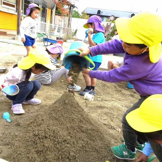 ＊　4歳児 　山づくり競争！　＊