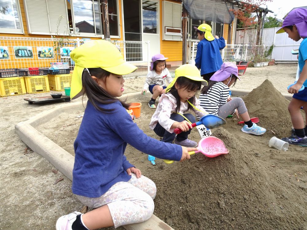 「こうやって固くしたらね、壊れんくなるんよ～」と教えてくれたMちゃん
友達と一緒にスコップで叩きながら、頑丈な山を作っていきます☆