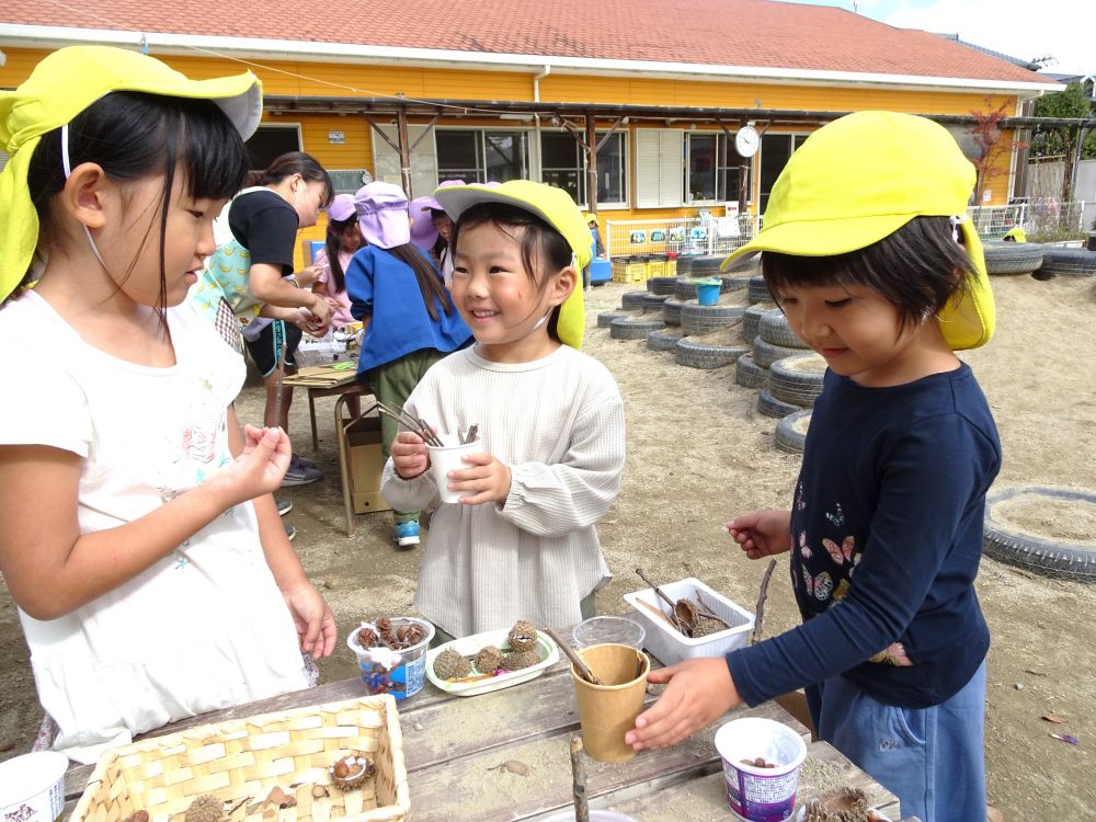 「お待たせしました！　ポテトになりまーす」
たくさんの枝を使ってポテトを作ったCちゃん
お店屋さんになりきって、楽しんでいます♡

自分たちで作ったごちそうを使って、お店屋さんごっこに発展！
遊びを広げながら、友達と楽しむ姿が見られました☆