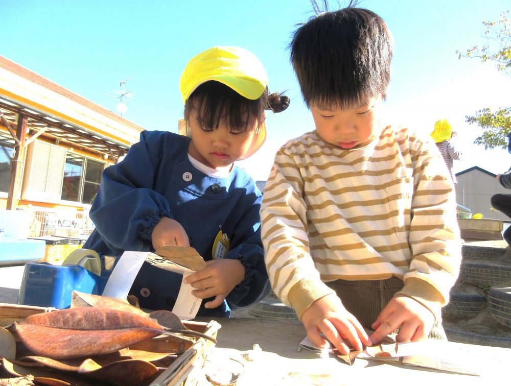 かんむり作りにも挑戦したゾウ組さん♡

「葉っぱはうさぎさんの耳になりそう！」
「どうやったらくっつくかな～」

自分たちで試行錯誤しながら取り組んで・・・