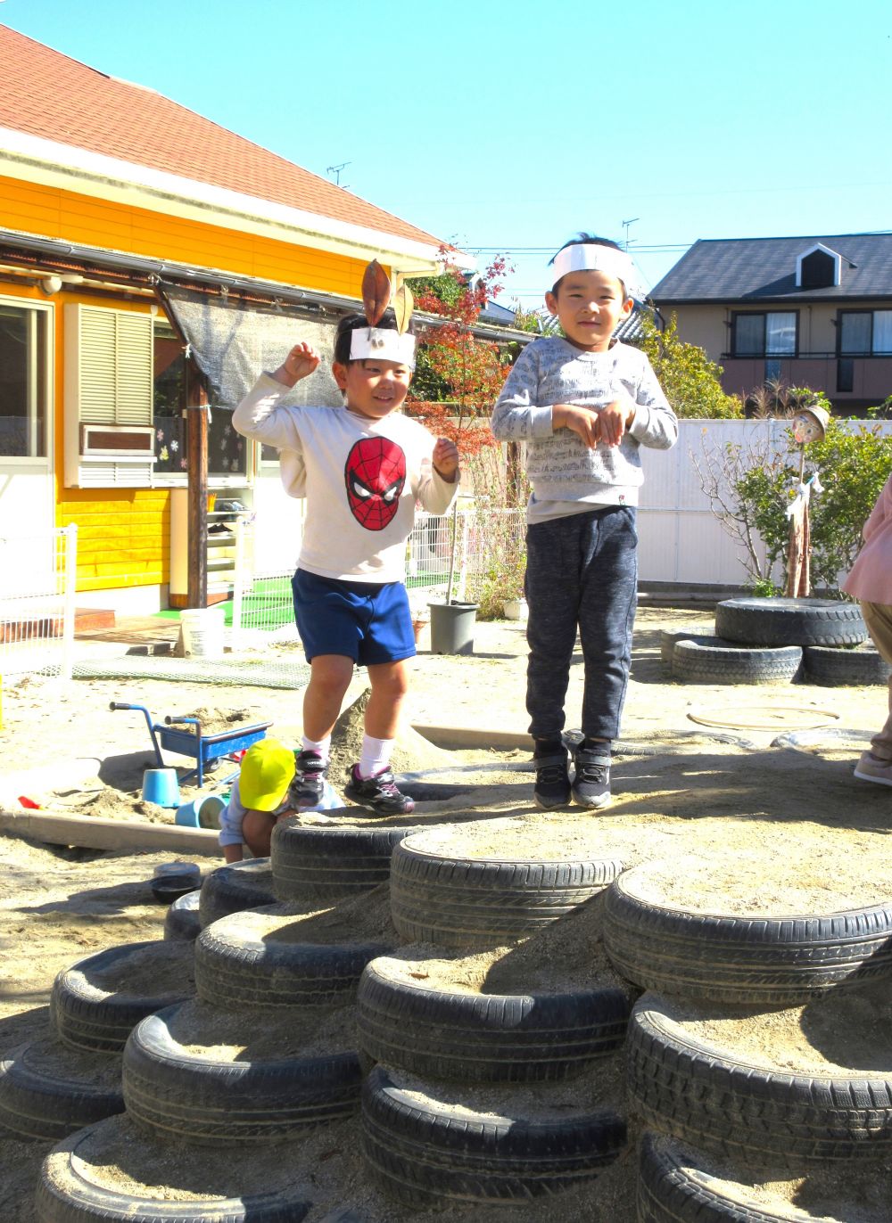 「うさぎは高く跳べるんよね！」
「ぴょんぴょんぴょーん」

うさぎになりきって元気いっぱい跳ねるふたり♡