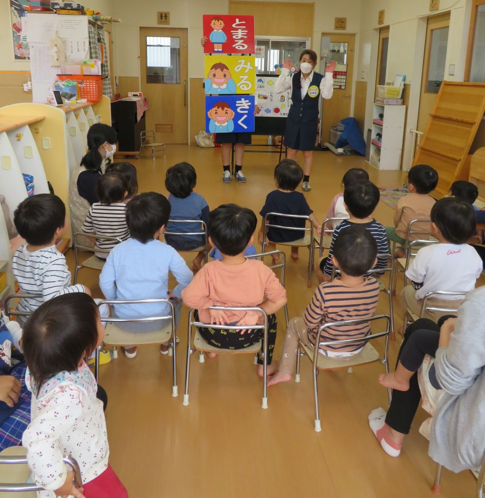 １０月１８日（火）🌞

道路に出るときは
「とまる」「みる」「きく」

お話、よく聞いてたね👂