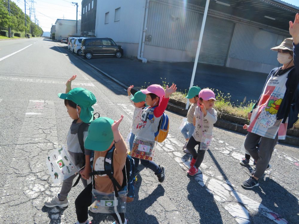 １０月１９日（水）🌞

昨日の交通安全教室で
横断歩道を渡るときは
『てをあげて　みぎみて　ひだりみて　
　　　　　みぎみて　わたりましょう』
と、教えてもらったよ♪

上手に渡れたね💯